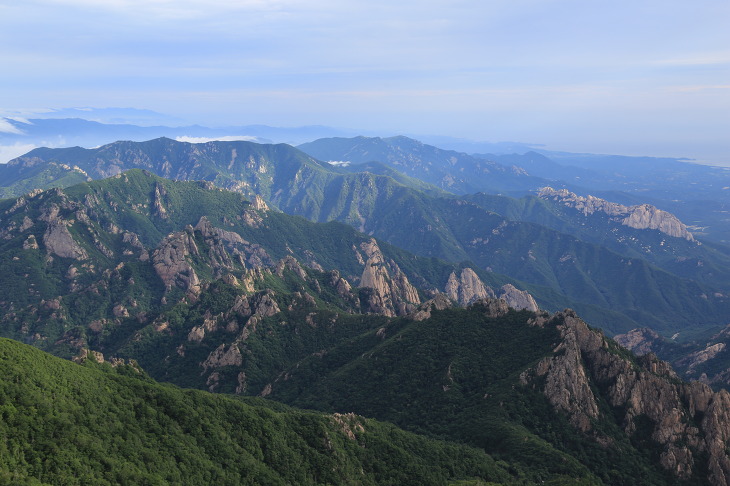 한국인이 가장 좋아하는 산, 설악산 국립공원, 유네스코생물권보전지역 등 다섯 개의 보호구역으로 중복 지정되어 있는 설악산