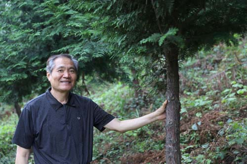 정은조 대표가 자신이 직접 심은 나무에 대해 얘기하고 있다. 정 대표는 아버지가 가꾼 숲은 계속해서 가꾸면서 빈 터에는 나무를 꾸준히 심고 있다.