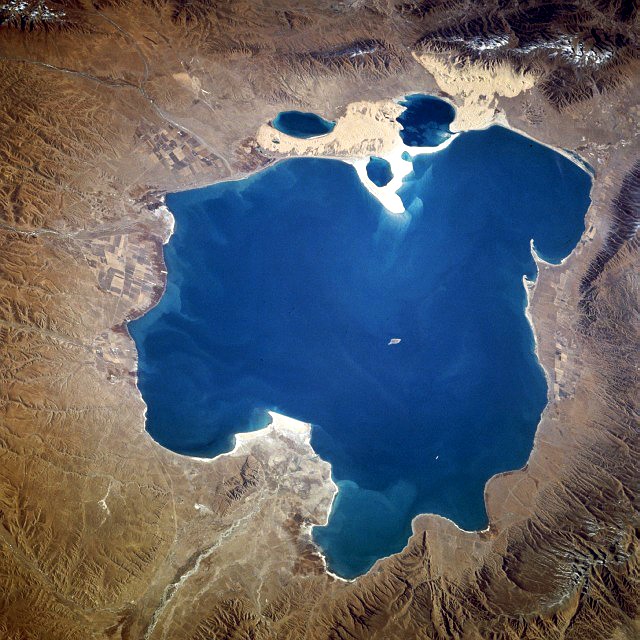 우주에서 본 칭하이호(1994). 사진의 왼쪽이 북쪽이다. 칭하이호는 3,200m의 고원에 위치한 세계 최대(4340㎢)의 염수호다.