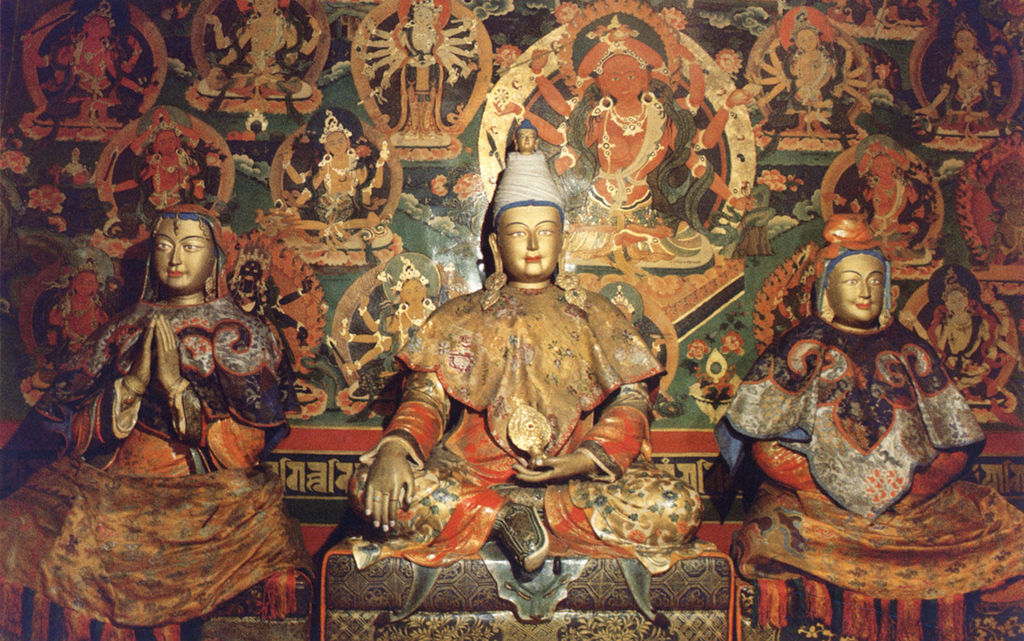 토번(티베트) 왕국의 전성기를 이룬 손첸캄포(가운데)와 당(唐) 태종의 조카로 티베트에 시집가 당의 문물을 전한 제2왕비 문성공주(오른쪽). 그녀는 네팔에서 시집온 제1왕비 브리쿠티 데비(왼쪽)와 함께 티베트에 불교를 소개했다. 