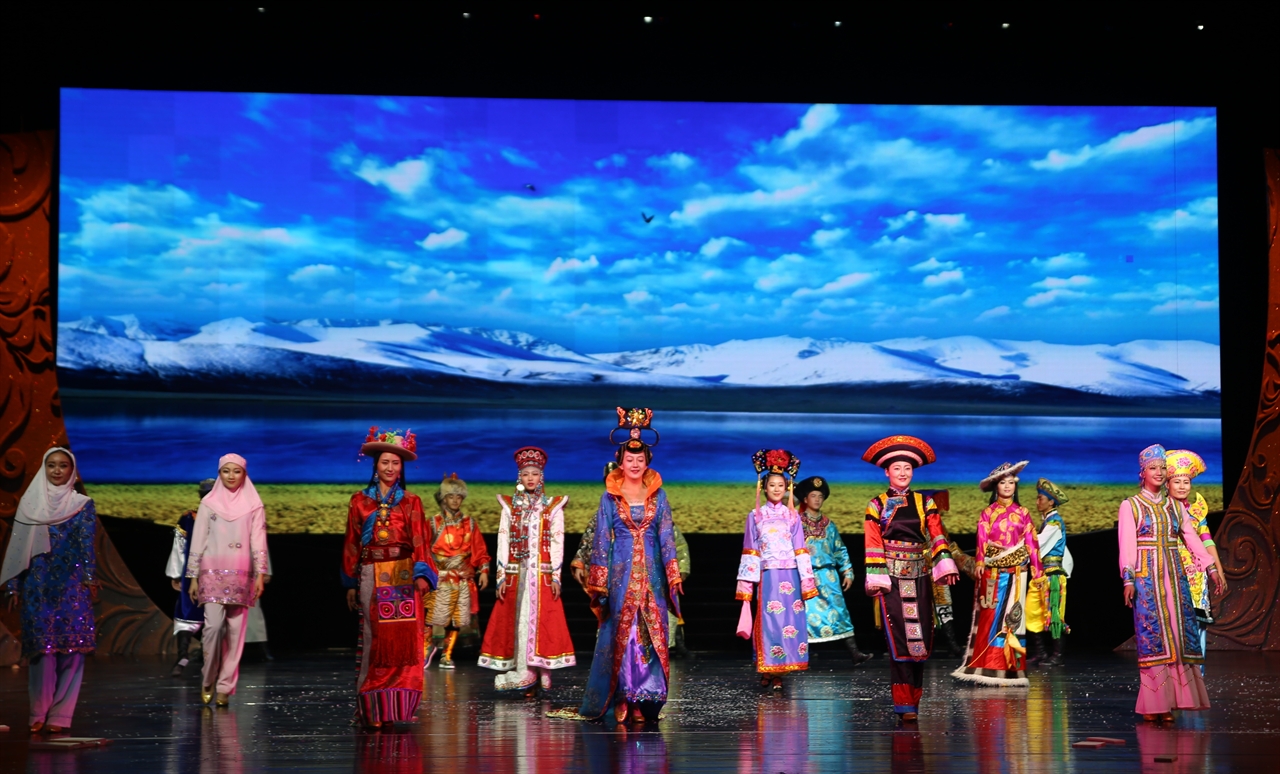 칭하이예술단의 민속의상 쇼. 칭하이성은 중국에서 세 번째로 소수민족이 많이 거주하는 지역으로 한족(55%)이 다수이고, 나머지는 티베트족(藏族, 21%), 후이족(回族 14%), 투족(土族), 싸라족(撒拉族), 몽골족(蒙古族) 순이다.