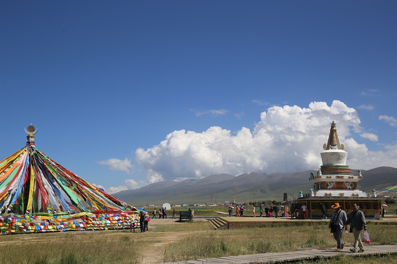 세계 최대의 염수호인 칭하이 호수 주변에는 티베트 양식의 탑과 33개의 섬들이 함께 펼쳐진 유채밭과 대초원이 그림 같은 풍경을 자아낸다.