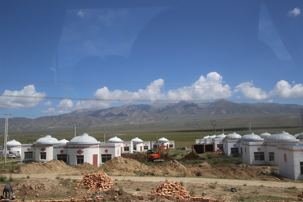칭하이성 소수민족인 몽골 유목민 거주지역. 천막집 형태의 이동식 텐트인 게르에서 고정가옥으로 바뀌고 있다.