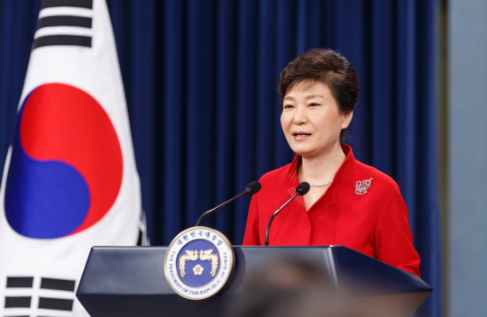 박근혜 대통령은 지난달 6일 담화를 통해 청년실업해결을 위한 공공기관 임금피크제 전면도입을 예고했다.