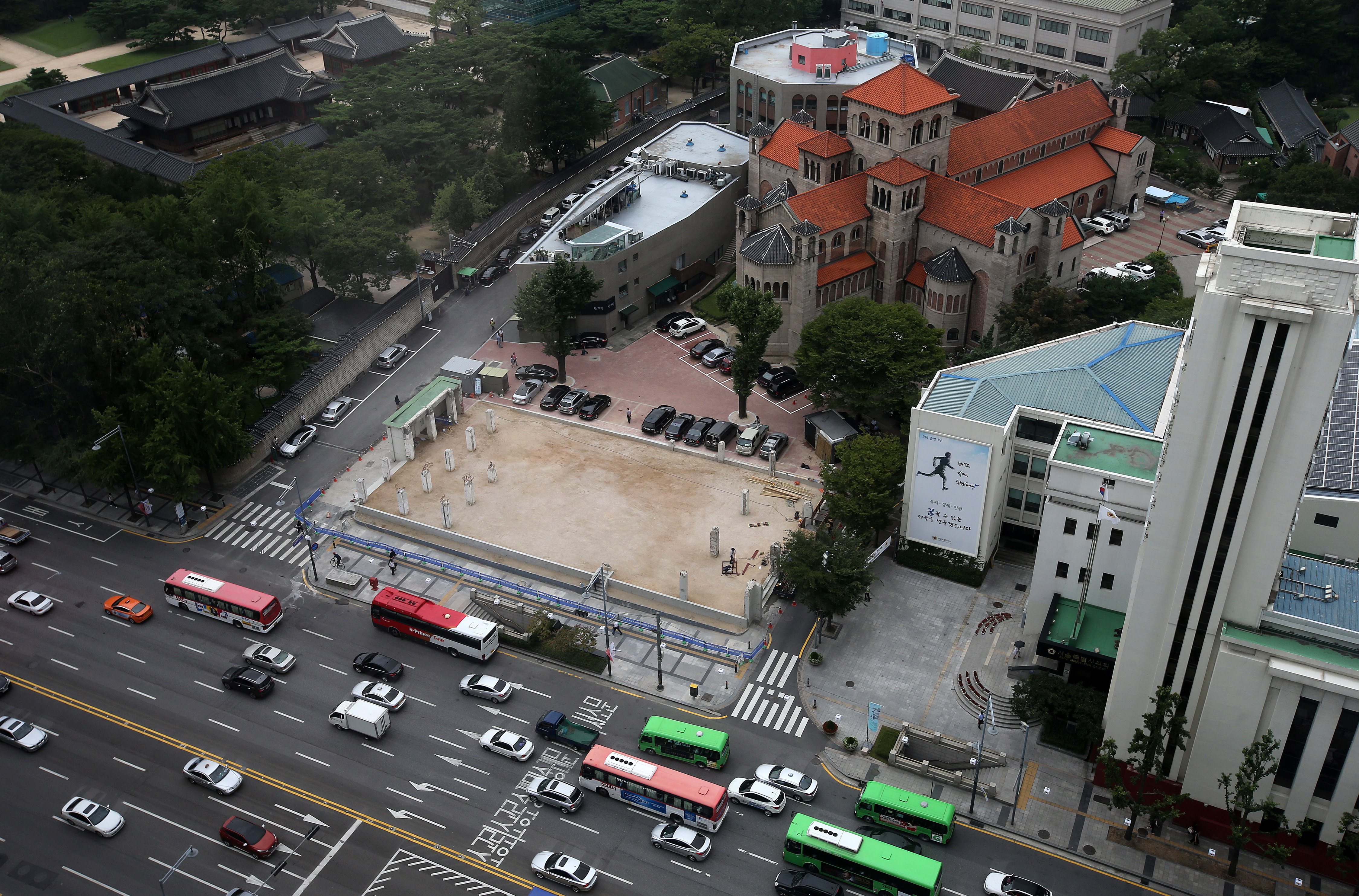 위에서 내려다본 성공회 서울성당 모습. 국세청별관이 자리에는 기둥만 남아있다. 서울시는 이 자리에 시민공원을 조성할 계획이다.