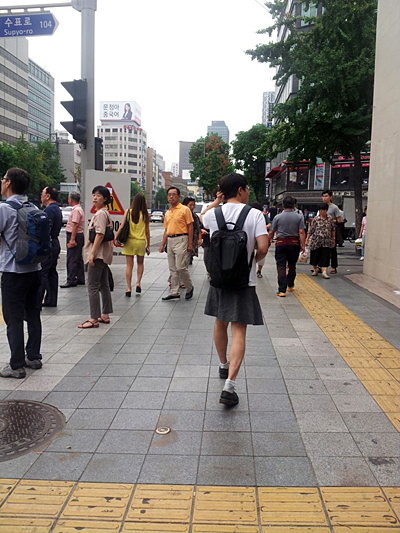  치마가 입어보고 싶었다. 바람도 잘 통하고 하체가 자유로워 더위를 이겨낼 수 있을 것만 같았다. 치마를 입지 못하는 이유는 하나였다. 내가 남자라는 것이다.