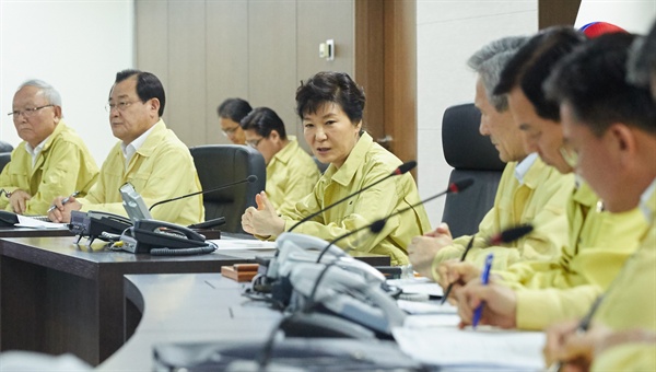 박근혜 대통령이 20일 북한의 서부전선 포격 도발과 관련, '지하벙커'로 불리는 청와대 위기관리상황실에서 열린 긴급 국가안전보장회의(NSC)를 직접 주재하고 있다. 