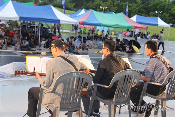 전국금속노동조합 경남지부가 20일 저녁 창원 용지문화공원에서 연 '으랏차차 힘내라 노동자 문화제'에서 노동자들이 기타연주하며 노래를 부르고 있다.