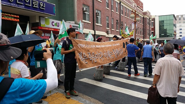 '핵은 죽음이다. 이제는 탈핵이다.'라는 현수막을 들고 시민들을 향해 외치고 있다.