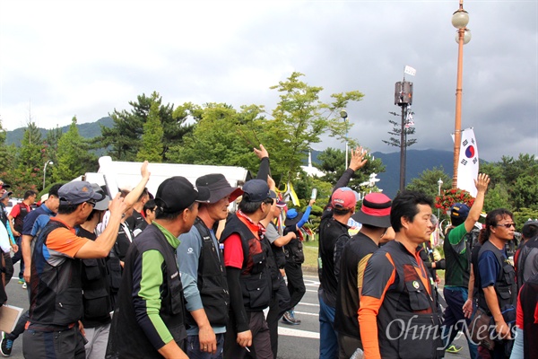  한림건설 계열사인 동양파일에서 운송업무를 해왔던 화물노동자 2명이 21일로 12일째 창원 용지문화공원 한국전파기지국 소유 20m 높이 송수신탑에 올라가 '계약해지 철회' 등을 요구하며 고공농성하고 있는 가운데, 화물연대는 이날 오후 결의대회를 열고 거리행진하면서 고공농성자들을 향해 손을 흔들고 있다.