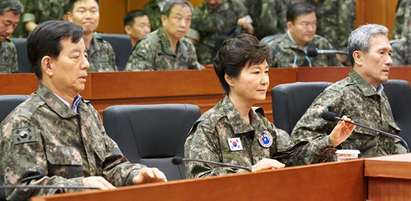 박근혜 대통령이 21일 오후 한민구 국방부 장관, 김관진 국가안보실장과 함께 경기도 용인 제3 야전군 사령부를 방문해 군의 대비태세를 점검하고 있다.