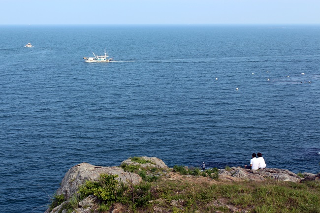 여수갯가길 2코스 4구간 등대 옆입니다. 배와 연인이 바다와 어울려 그림입니다.
