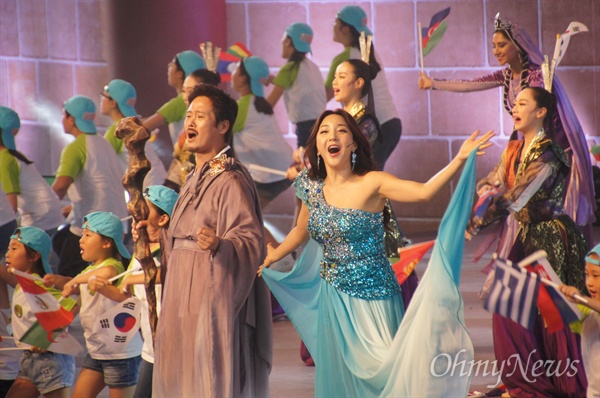 경주세계엑스포 백결공원에서 열린 '실크로드 경주 2015' 개막 축하공연에서 남경주씨와 가수 바다가 공연을 하고 있다.