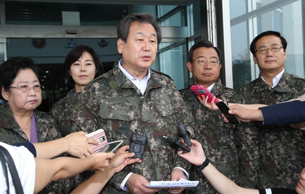 김무성 새누리당 대표가 21일 오후 서울 용산구 합동참모본부를 방문, 청사에 들어가기 전 기자들의 질문에 답하고 있다.