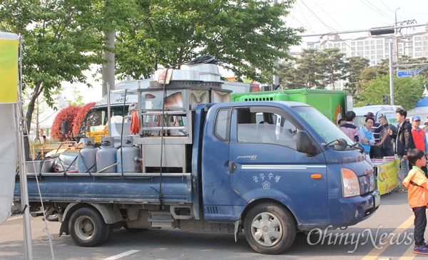  경남 사천지역 노동자, 시민, 학생 등으로 구성된 '사천지역 시민봉사단'이 3년째 매월 두 세차례 경로당을 돌며 자장면 자원봉사를 하면서 환경사업소 공용차량을 사용해 왔다. 그런데 최근 사천시에서 차량 사용을 못하게 했다.