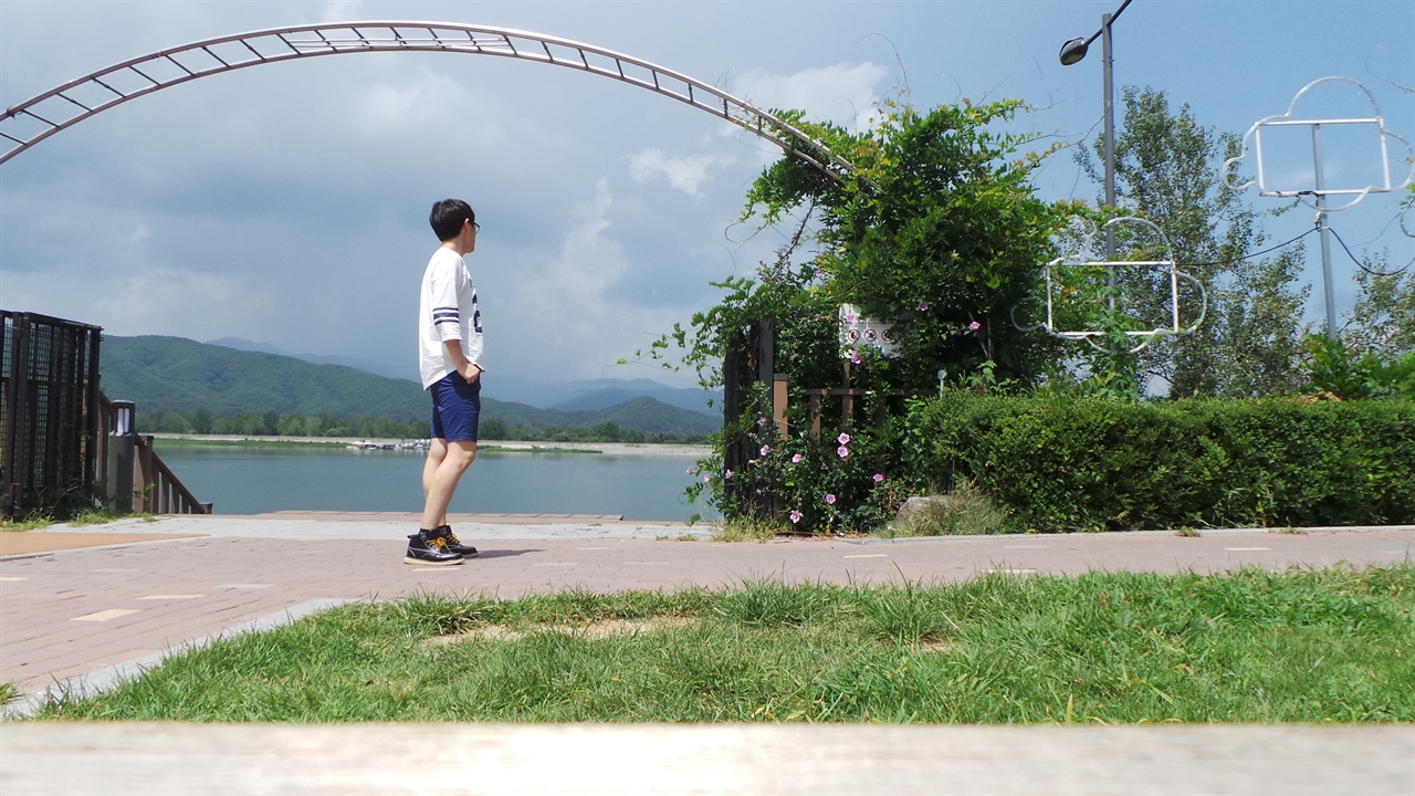 북한강을 바라보고 있는 나의 모습
