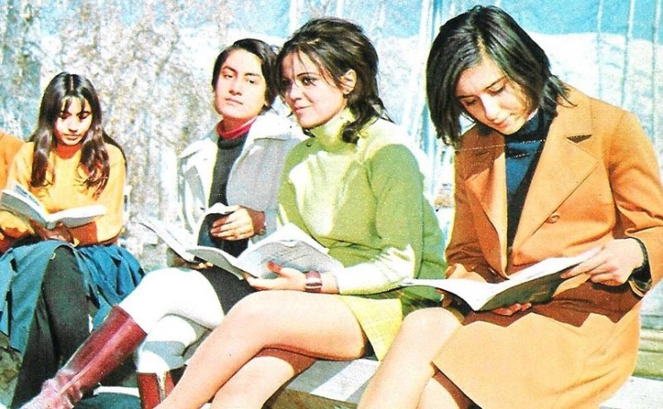 지금은 히잡과 차도르로 대표되는 이란 여성의 이미지지만, 한때 이 지역의 패션리더로 불리던 시절이 있었다