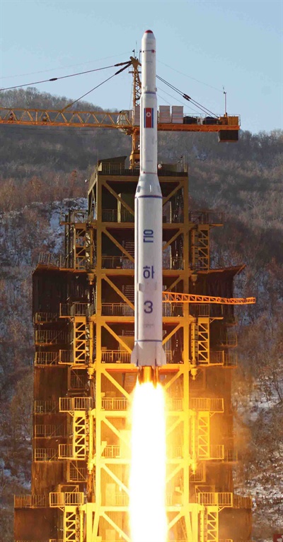 북한 조선중앙통신이 지난 2012년 12월 보도한 평안북도 철산군 동창리에서 발사되고 있는 북한 장거리 로켓 은하3호.