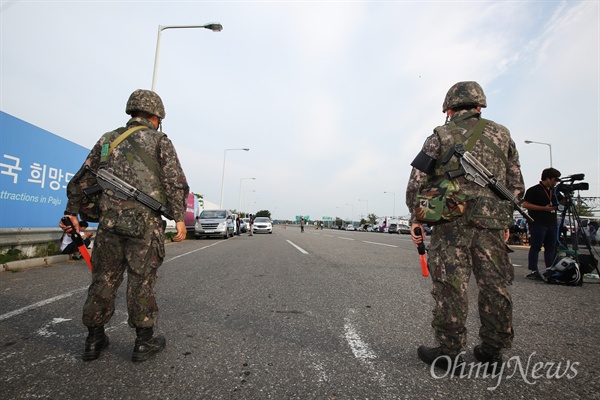 북한 포격도발로 남북 긴장이 고조된 가운데 지난 8월 22일 오후 경기도 파주시 통일대교 남단에서 군인들이 민통선 내 정착주민을 제외한 사람들의 출입을 통제하고 있다.