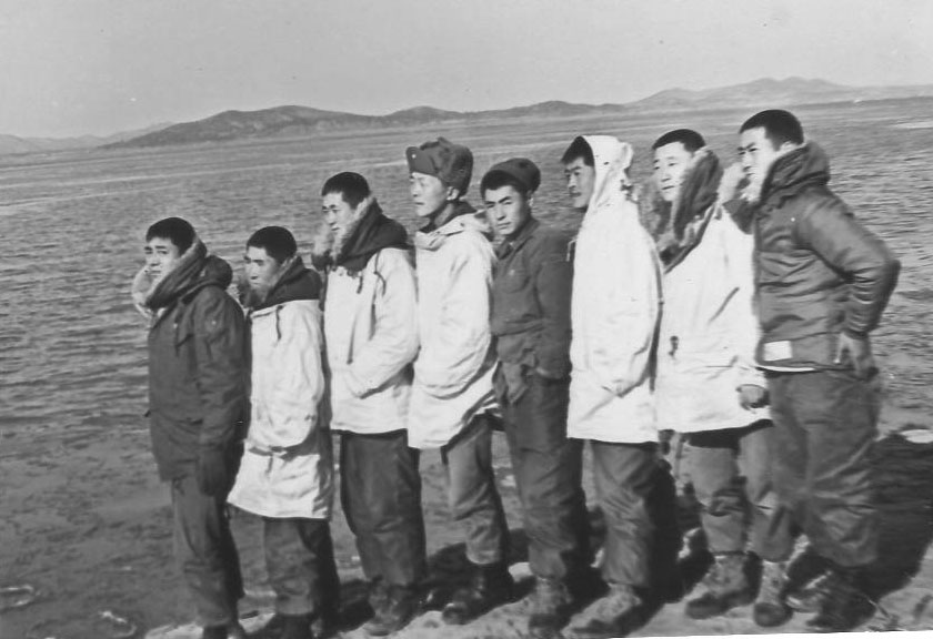 서부전선 한강 하류 부대에 근무할 때 소대원들과 함께 방한복을 입은 기념으로(1969년 12. 강 건너 산이 보이는 곳이 북한이다. 왼쪽에서 네번째 모자 쓴이가 필자다.)  