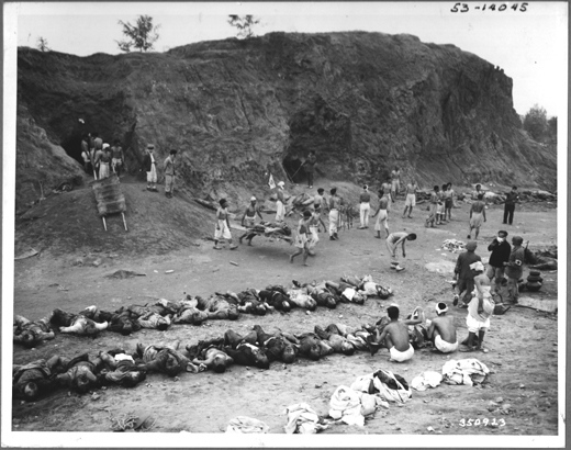 함흥, 300여 명의 정치범이 동굴에 불법 감금되어 질식해 죽었다. 유엔군이 점령한 뒤 이 시신들을 꺼내 유족에게 확인시키고 있다(1950. 10.).