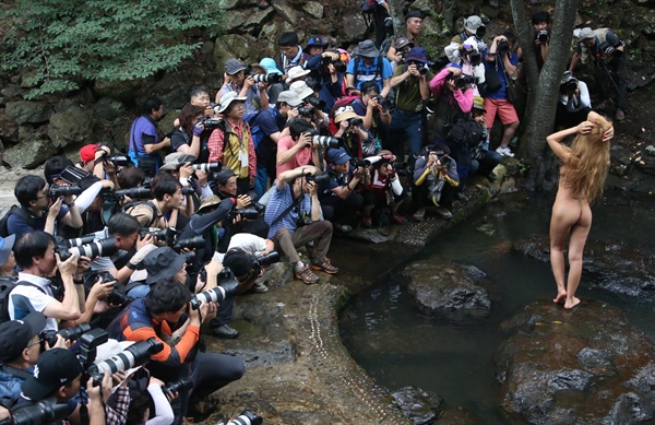(사)한국사진작가협회 마산지부는 23일 마산 봉암수원지에서 제 31회 전국 세미누드 촬영대회를 개최했다.