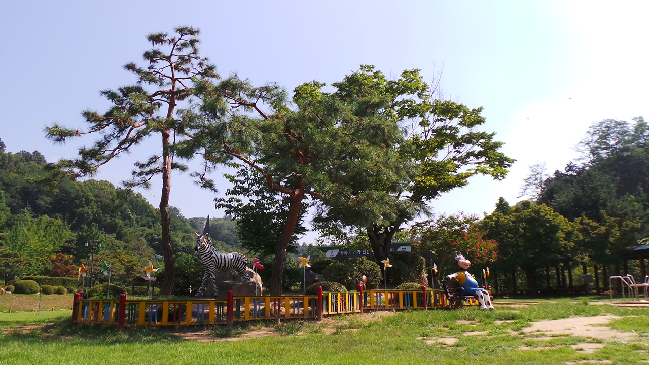 전라북도 어린이 회관의 잔디밭에 있는 구조물