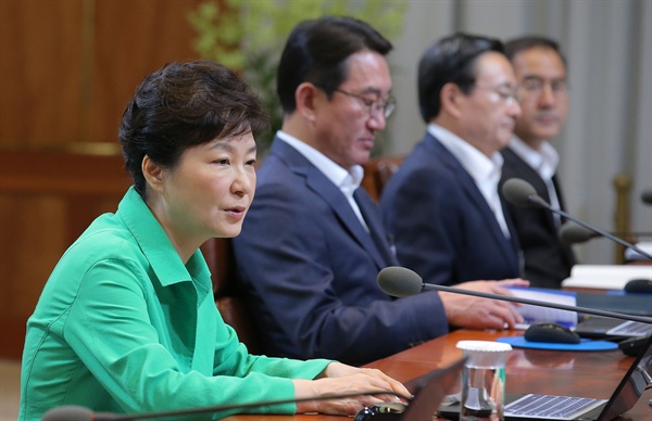 박근혜 대통령이 24일 오전 청와대에서 열린 수석비서관회의에서 남북 고위급 접촉과 노동개혁 등 현안에 대해 발언하고 있다. 
