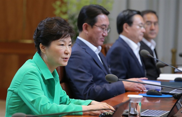  박근혜 대통령이 24일 오전 청와대에서 열린 수석비서관회의에서 남북 고위급 접촉과 노동개혁 등 현안에 대해 발언하고 있다. 