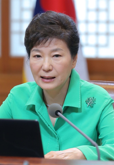 박근혜 대통령이 지난달 24일 오전 청와대에서 열린 수석비서관회의에서 발언하고 있다. 