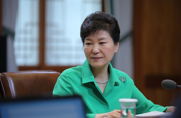 박근혜 대통령이 24일 오전 청와대에서 열린 수석비서관회의에서 남북 고위급 접촉과 노동개혁 등 현안에 대해 발언한 뒤 자료를 정리하고 있다. 