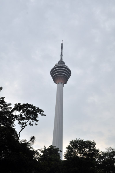 쿠알라룸푸르에서 '유일한' 언덕 위에 자리하고 있어서 체감하는 높이는 훨씬 더하다. 페트로나스 트위타워와 함께 말레이시아를 대표하는 관광명소다.