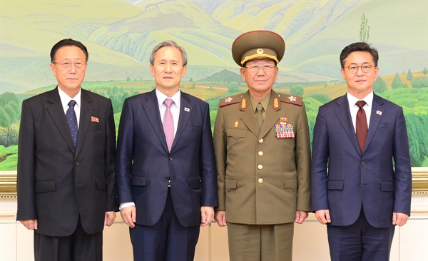 북측 김양건 당 비서, 남측 김관진 국가안보실장, ·북측 황병서 군 총정치국장, 남측 홍용표 통일부 장관(왼쪽부터)이 25일 오전 판문점에서 '무박4일' 마라톤 협상을 마치고 기념촬영하고 있다. (통일부 제공).