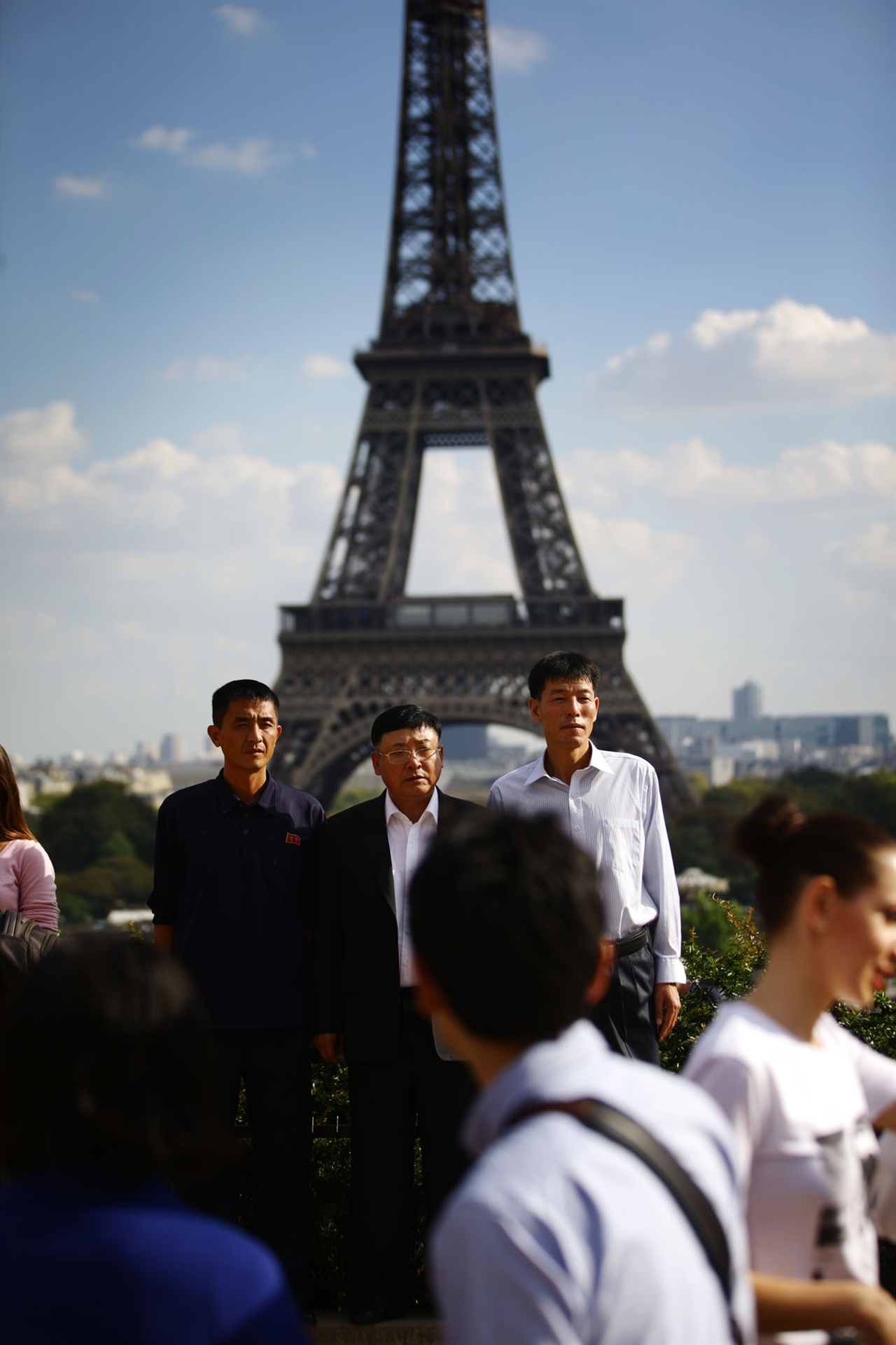 사이요궁 트로카데로 광장, 에펠탑을 배경으로 기념사진을 찍고 있는 북한 사람들.
