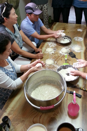  통밀빵 만들기가 진행되고 있다.