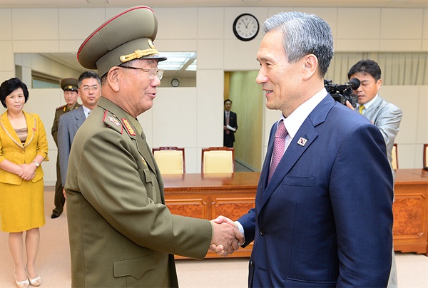 김관진 국가안보실장(오른쪽)과 북측 황병서 군 총정치국장. 사진은 지난 8월 25일 협상을 마치고 악수하고 있는 모습. 