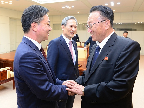 홍용표 통일부 장관(왼쪽)과 북측 김양건 당 비서가 지난 8월 25일 오전 판문점에서 '무박 4일' 마라톤 협상을 마치고 악수하고 있다. 