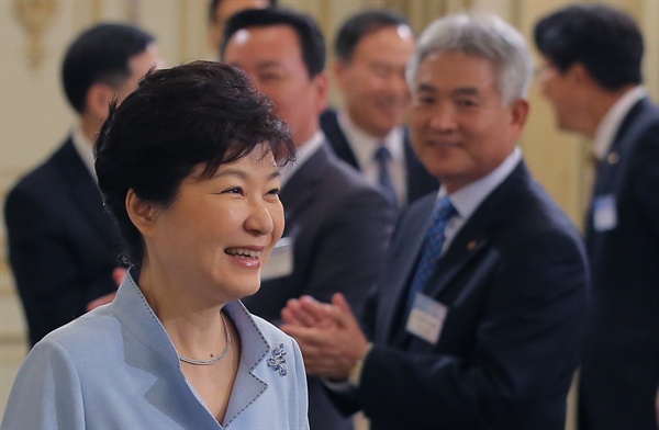박근혜 대통령이 25일 오후 청와대에서 열린 제43회 국제기능올림픽 선수단과의 오찬에 입장하며 참석자들의 박수를 받고 있다. 