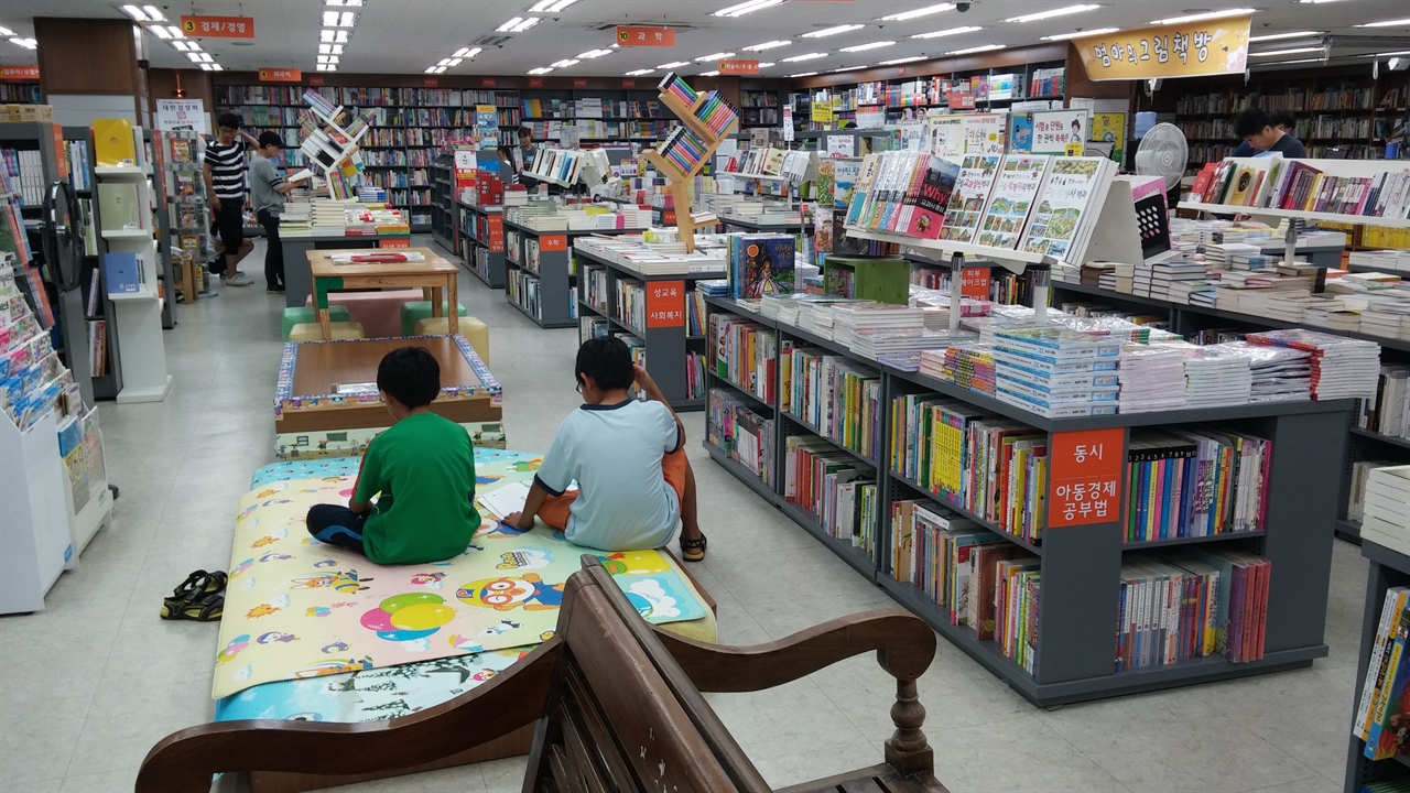 아이들도 편히 앉아 책을 볼 수 있는 공간이 있다.