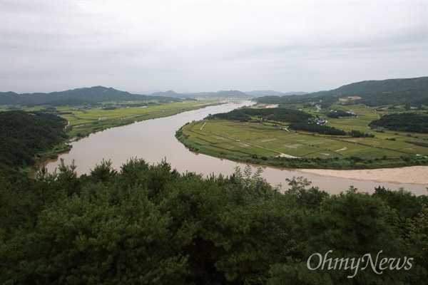  8일 오후 4대강 공사가 벌어지는 경북 상주 낙동강 경천대 전망대에서 바라본 모습.