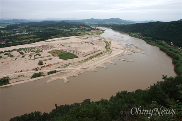 경북 상주 낙동강 '오리섬'에서 대규모 준설작업과 정비작업이 진행중이다.