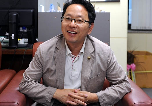 친일인명사전 서울시내 중고교 보급을 이뤄낸 김문수 서울시의회 교육위원장.
