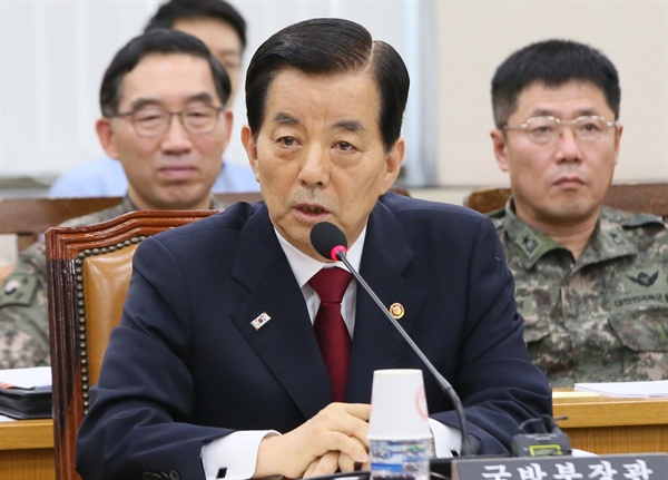  한민구 국방부 장관이 26일 국회 국방위원회에서 북한군 동향과 대북 감시태세 등에 대한 현안 질의에 답변하고 있다.