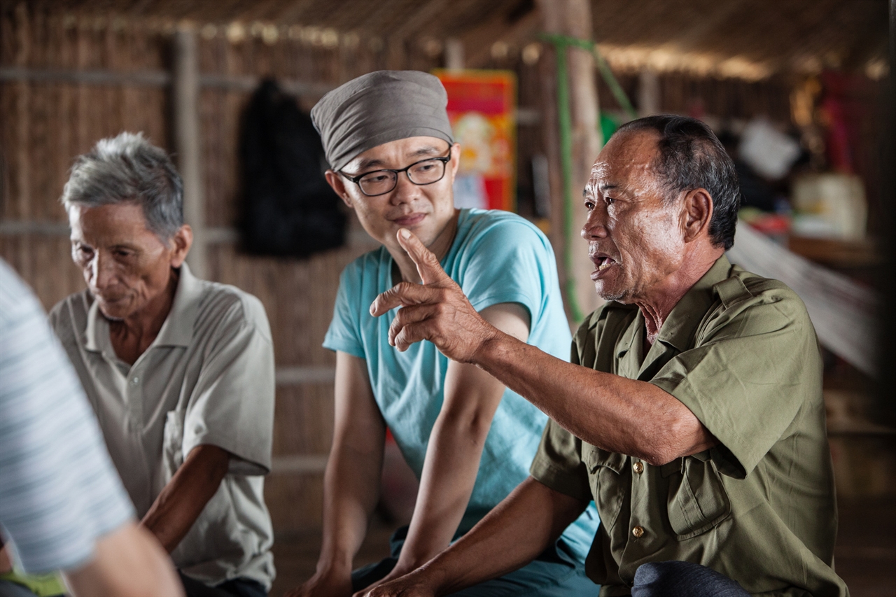 베트남 까마우시 수상 가옥에서 드디어 '베트콩'을 만났다. 사진 왼쪽이 바이 할아버지, 오른쪽이 탄 할아버지다.