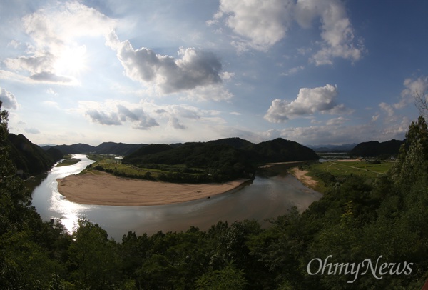  지난 26일 오후 낙동강 상류인 경북 예천군 삼강전망대에서 바라본 낙동강의 모습.