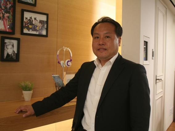 디지털 에이징 시스템 개발기획자 송명빈씨가 서울 광화문 올레스퀘어 1층 로비에서 인터뷰하고 있다.  

