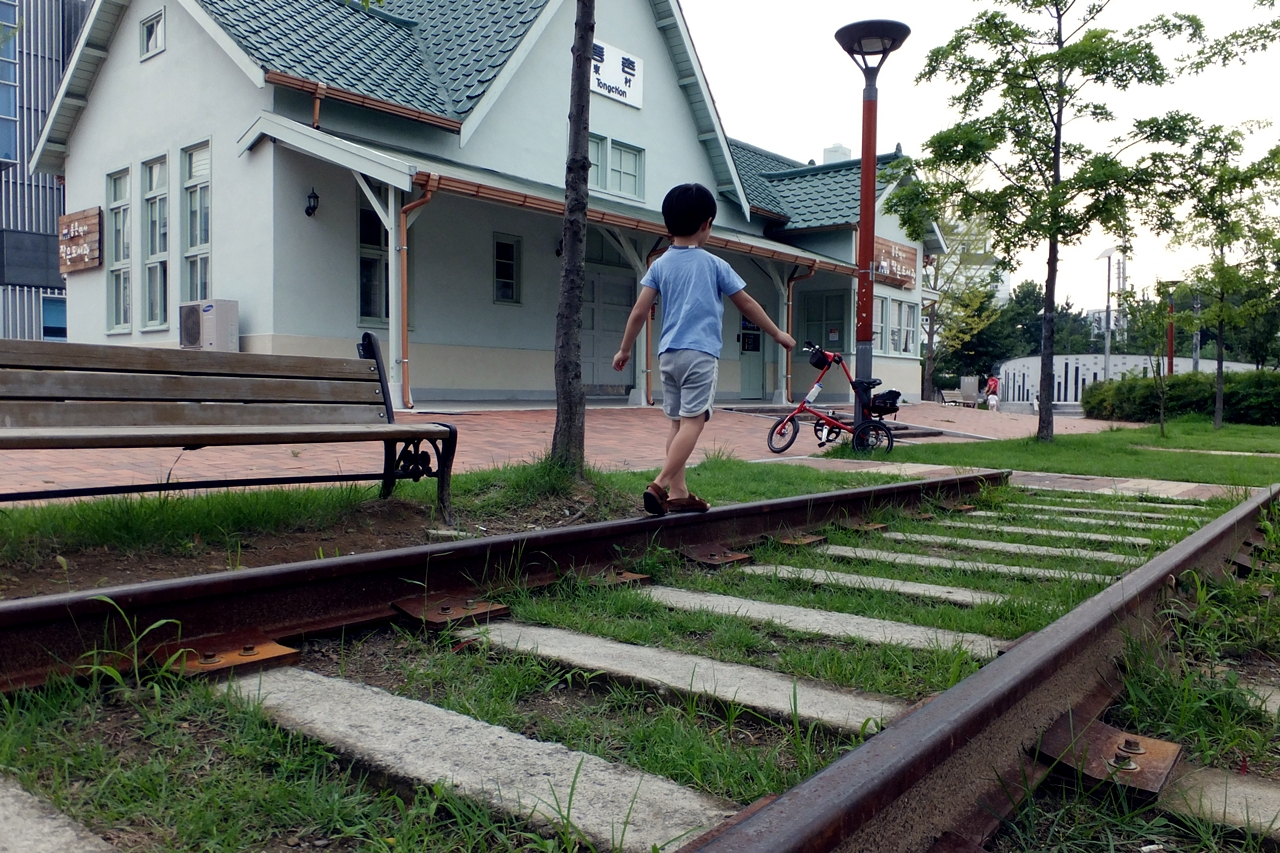  동촌역 앞 철길을 따라 기찻길 공원이 금호강 아양철교까지 이어진다.  