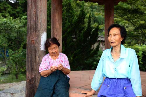 양산원의 집 앞에 복원된 오매정에서 만난 박실마을 할머니들. 오른쪽이 해남댁 구선월(89), 왼쪽이 박매댁 송정순(80) 할머니다. 할머니들은 이순신이 머물면서 식량을 구해 간 마을이라는 자부심을 갖고 있었다.