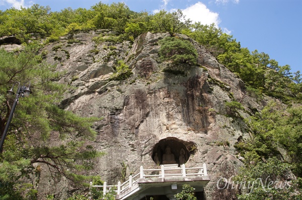 경북 군위군 부계면 팔공산 자락에 있는 '삼존석굴 석조비로자나불좌상'. 제2석굴암이라고 불린다.