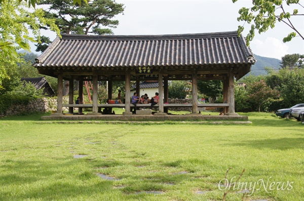 경북 군위군 부계면 한밤마을에 있는 대청. 처음에는 마루와 양 옆에 방이 있었으나 지금은 확 틔여 있다. 누구나 이 곳에서 비와 햇빛을 피할 수 있다.